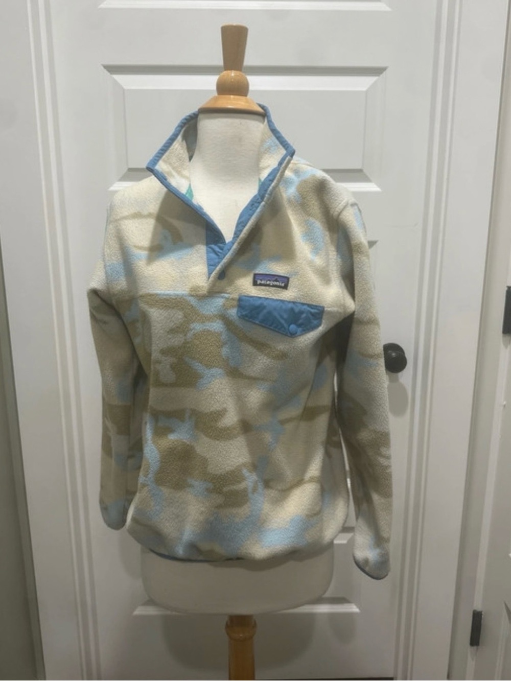Patagonia Women's Camo Fleece Pullover in Cream, Light Blue & Tan